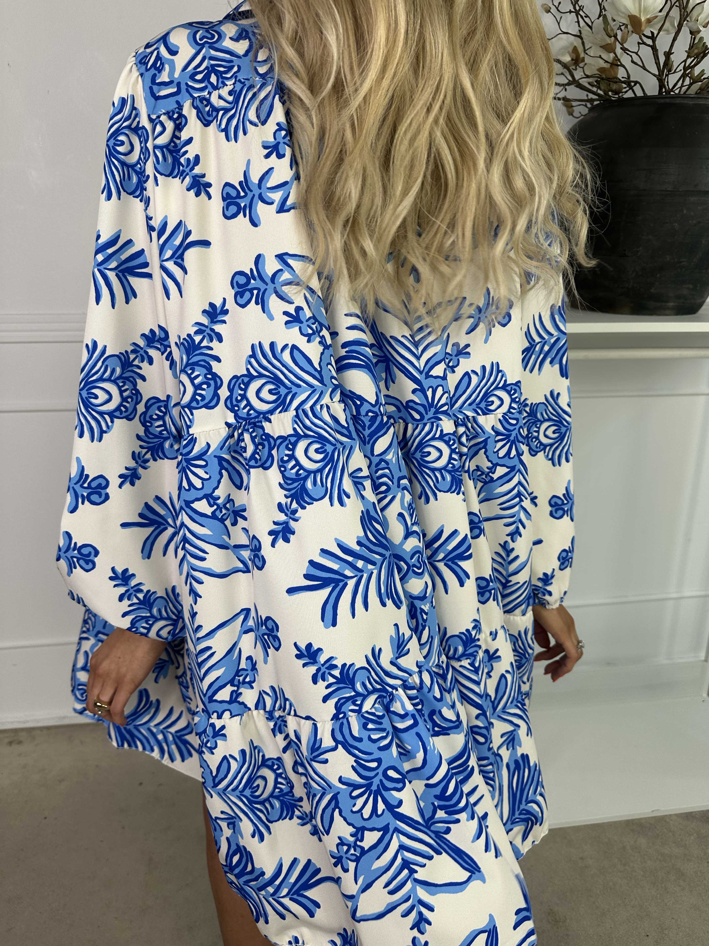 Sophie - Mönstrad skjortklänning i viskosblandning med volangkant